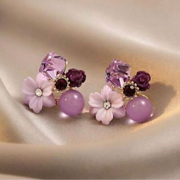 💜 Betsey Johnson lilac cluster flower earrings 💜 - Picture 3 of 5